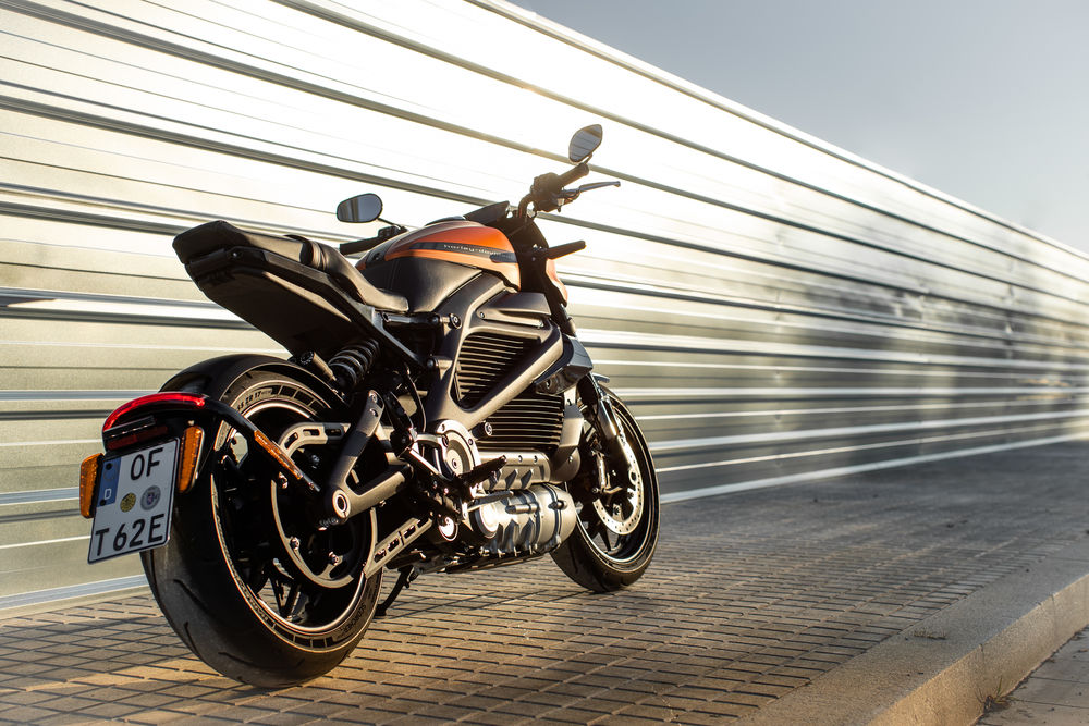 Sportivité inhabituelle : le siège court semble flotter au-dessus de la roue arrière. La courroie est à droite et non à gauche comme habituellement chez Harley-Davidson.